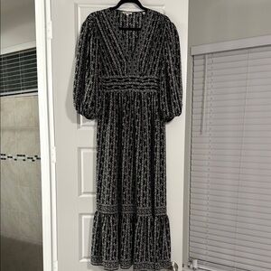 Max Studio Black and White V-Neck Dress with 3/4 Bishop Sleeves